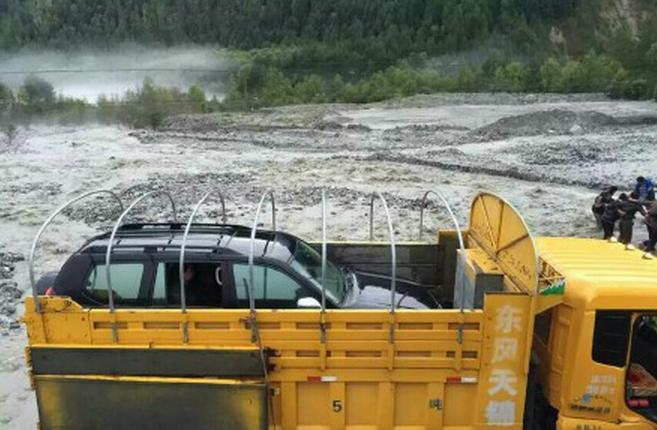 波密到通麦的涉水路段，车辆被“背”过去