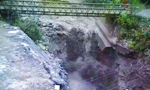 8月17日，川藏线318国道通麦至鲁朗段，排龙沟钢架桥桥墩被山洪冲毁一瞬。